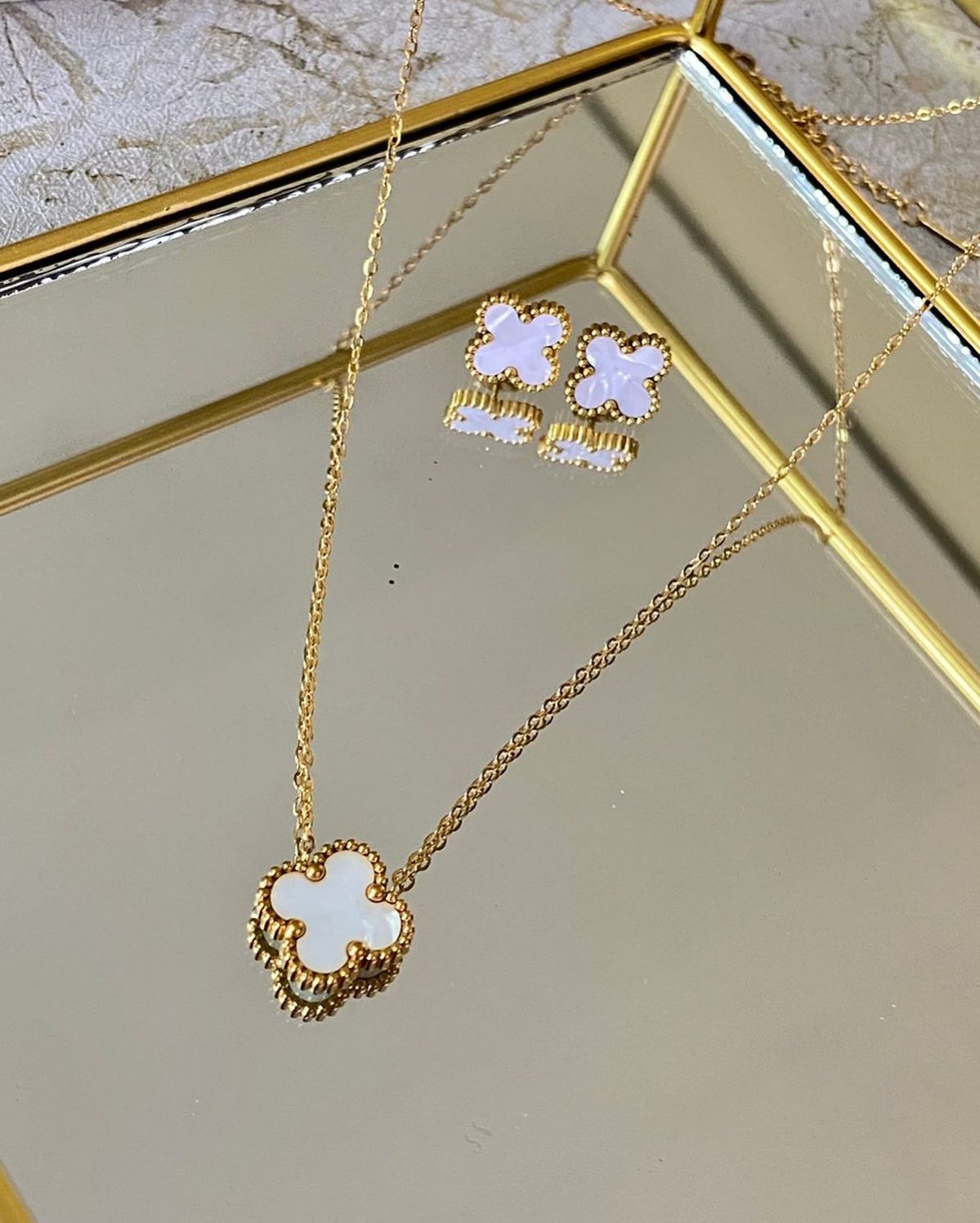 White Clover Pendant & Stud Earrings Set – [Seat of 2]
